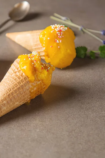 Zamrożony sorbet mango żółty, jagodowe lody z miętą i b — Zdjęcie stockowe