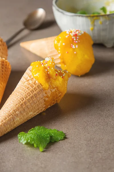 Zamrożony sorbet mango żółty, jagodowe lody z miętą i b — Zdjęcie stockowe