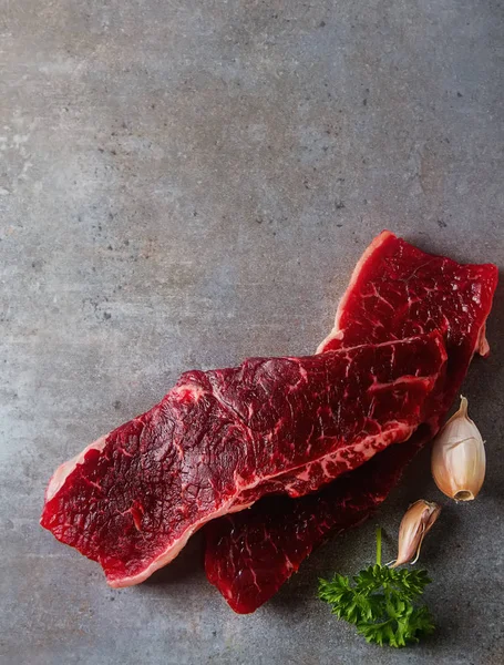 Un trozo de carne de calidad, carne de res. Fondo oscuro . — Foto de Stock