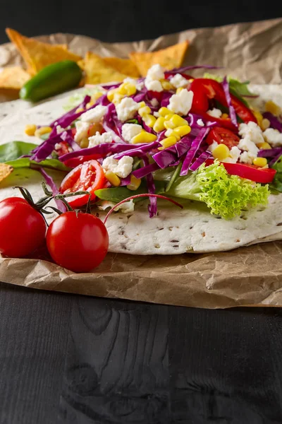 Vegetarian tartilla home with tomatoes, cabbage, cheese and sala — Stock Photo, Image