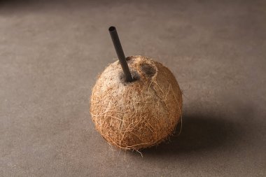 Hindistan cevizi sütü bardak serinletici yaz. Koyu arka plan.