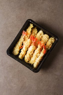 Kızarmış karides, tatlı biber sosu ve pirzola ile servis ile rulo