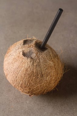 Hindistan cevizi sütü bardak serinletici yaz. Koyu arka plan.