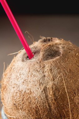 Hindistan cevizi sütü bardak serinletici yaz. Koyu arka plan.