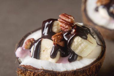 Meyve salatası ile Hindistan cevizi, muz, yogurka sıcak karanlık ile drizzled