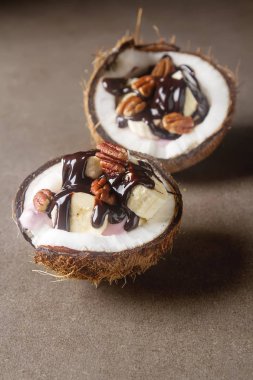 Meyve salatası ile Hindistan cevizi, muz, yogurka sıcak karanlık ile drizzled