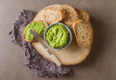 Baget yeşil bezelye püresi ve nane ile. Koyu arka plan. Seçileceği yer