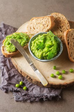Baget yeşil bezelye püresi ve nane ile. Koyu arka plan. Seçileceği yer