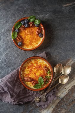 Treditsiozny Fransız tatlı. Ev yapımı krem karamel ile fındık bir