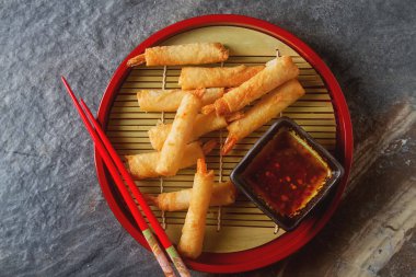 Kızarmış karides, tatlı biber sosu ve pirzola ile servis ile rulo