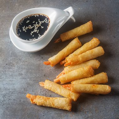 Kızarmış karides, tatlı biber sosu ve pirzola ile servis ile rulo