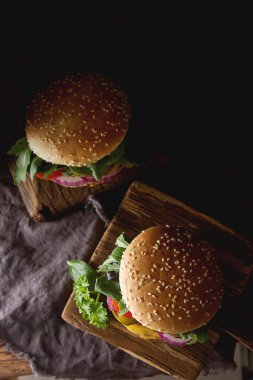 Fast food. Vejetaryen burger chop, salatalık, domates ve l