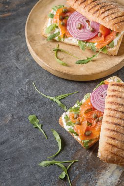 somon füme, soğan ve roka ile ev yapımı baget. Karanlık b