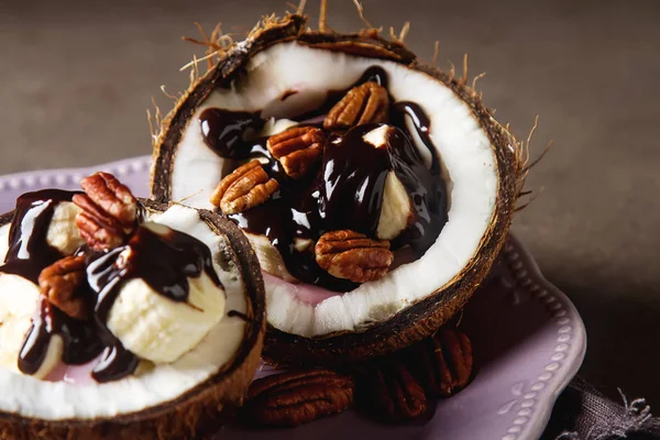 Obstsalat mit Kokosnuss, Banane, Jogurka mit heißem Dunkel beträufelt — Stockfoto