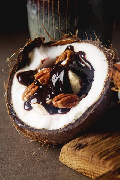 Sałatka owocowa z kokosa, banan, yogurka, skropione hot Mroczne — Zdjęcie stockowe