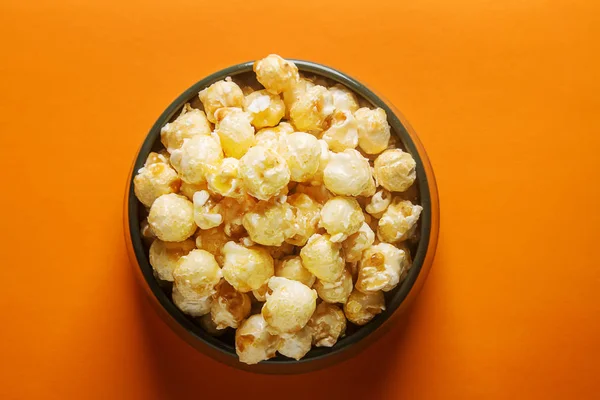 Süßes Popcorn in einer Schüssel. heller Hintergrund. einen Film ansehen. — Stockfoto
