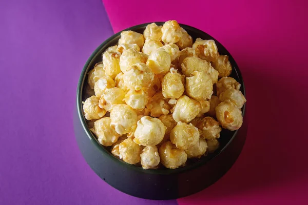 Sladký popcorn v misce. světlé pozadí. Sledovat film. — Stock fotografie