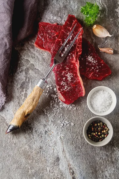 Um pedaço de carne de qualidade, carne de vaca. Fundo escuro . — Fotografia de Stock