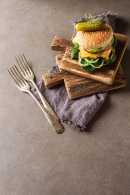 Fast food. Vejetaryen burger chop, salatalık, domates ve l