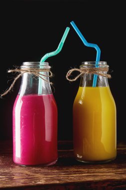 Taze ev yapımı smoothie muz ve çilek ile. Koyu arka plan