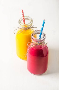 Taze ev yapımı smoothie muz ve çilek ile. Beyaz adam