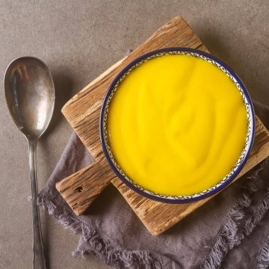 Smoothies sarı. Ekmek çorbası kaşık. Gri arka planı.