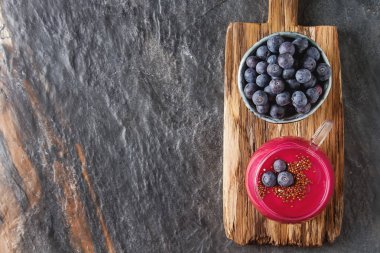 Quinoa ve çilek ile taze ev yapımı güler yüzlü. Koyu arka plan