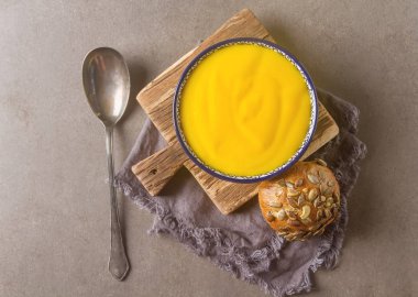 Smoothies sarı. Ekmek çorbası kaşık. Gri arka planı.