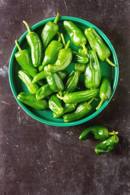 Yeşil, taze jalapeno biber. Baharatlı Meksika yemeği. Karanlık backgrou