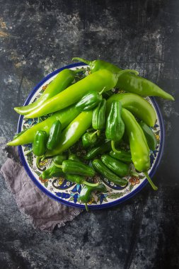 Yeşil, taze jalapeno biber. Baharatlı Meksika yemeği. Karanlık backgrou