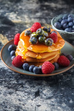 Taze yabanmersini ve akçaağaç şurubu ile krep yığını