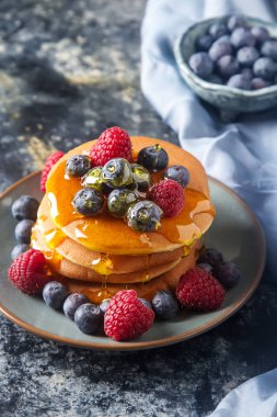 Taze yabanmersini ve akçaağaç şurubu ile krep yığını