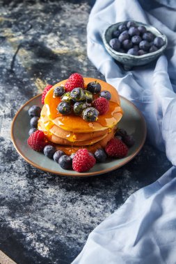 Taze yabanmersini ve akçaağaç şurubu ile krep yığını