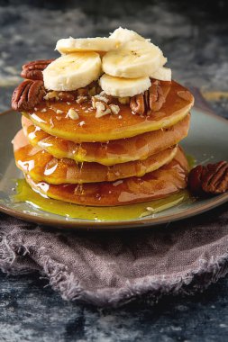 Amerikan krep yerken üzerine bir tabak muz ve fındık, tatlı sos ile. 