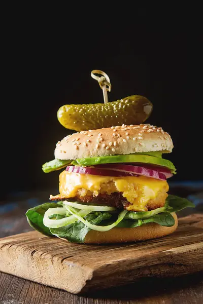 Comida rápida. Hamburguesa vegetariana con chuleta, pepino, tomate y l —  Fotos de Stock