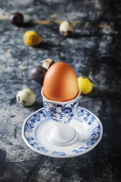 Multi-colored easter eggs. Chicken, quail. Dark background. Spri — Stock Photo, Image