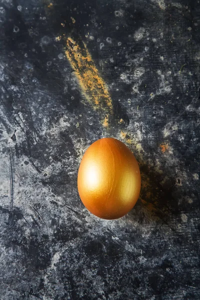 Huevo de Pascua multicolor. Huevos de oro Fondo oscuro. Primavera h —  Fotos de Stock