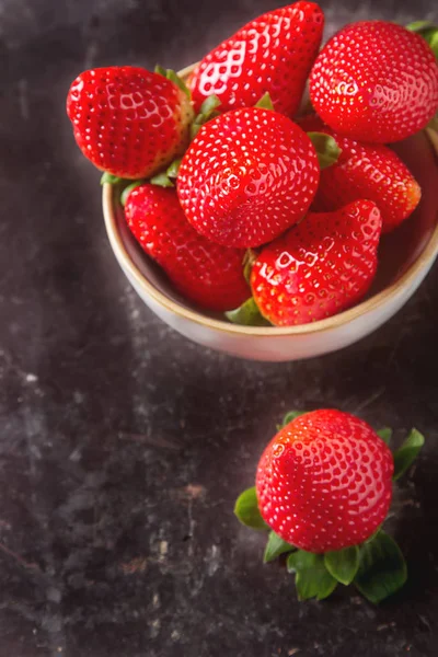 Frische rote Erdbeere mit grünen Blättern. dunkler Hintergrund. Ingredients — Stockfoto