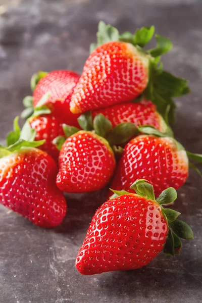 Frische rote Erdbeere mit grünen Blättern. dunkler Hintergrund. Ingredients — Stockfoto