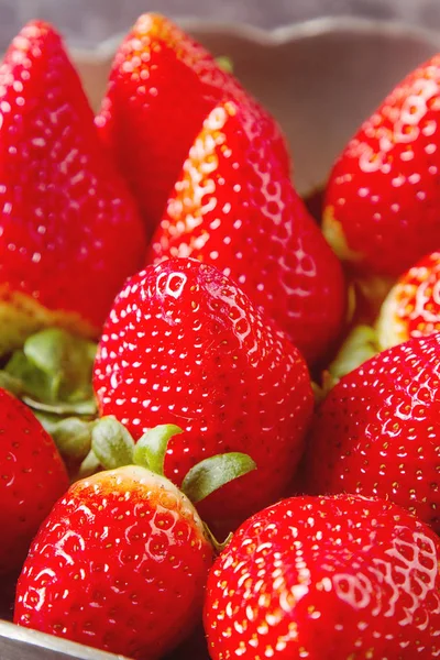 Frische rote Erdbeere mit grünen Blättern. dunkler Hintergrund. Ingredients — Stockfoto