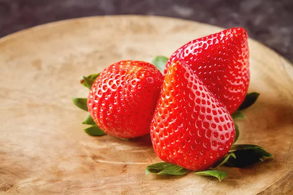 Frische rote Erdbeere mit grünen Blättern. dunkler Hintergrund. Ingredients — Stockfoto