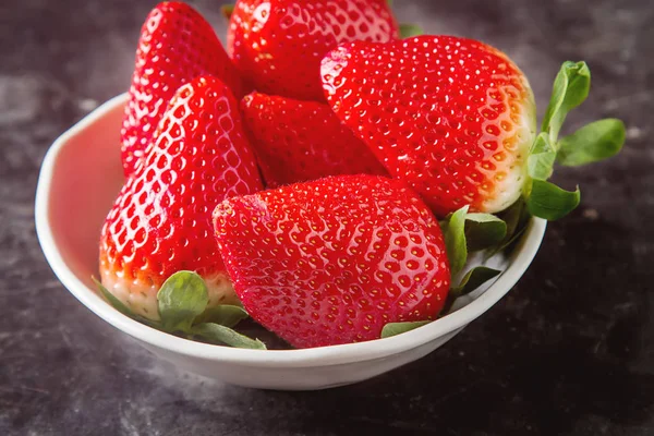 Frische rote Erdbeere mit grünen Blättern. dunkler Hintergrund. Ingredients — Stockfoto