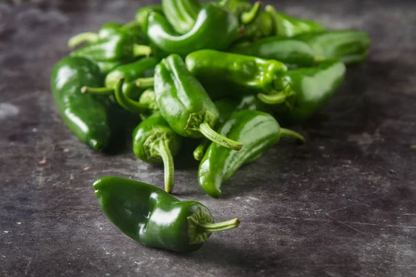 Grüne, frische Jalapeño-Paprika. würzige mexikanische Küche. dunkler Hintergrund — Stockfoto