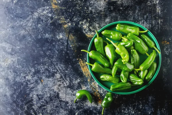 Poivrons verts et frais jalapeno. Nourriture mexicaine épicée. Foncé backgrou — Photo