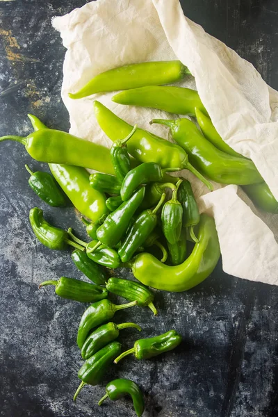 Peperoni verdi e freschi di jalapeno. Cibo messicano piccante. Backgrou scuro — Foto Stock