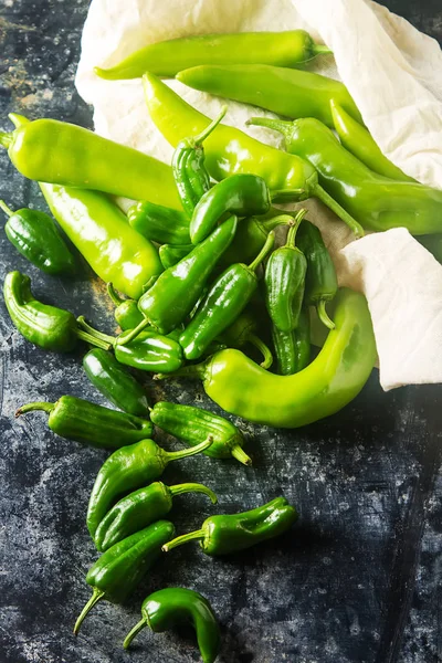 Poivrons verts et frais jalapeno. Nourriture mexicaine épicée. Foncé backgrou — Photo