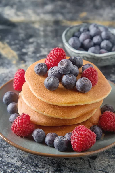 Tumpukan pancake dengan blueberry segar dan sirup maple — Stok Foto
