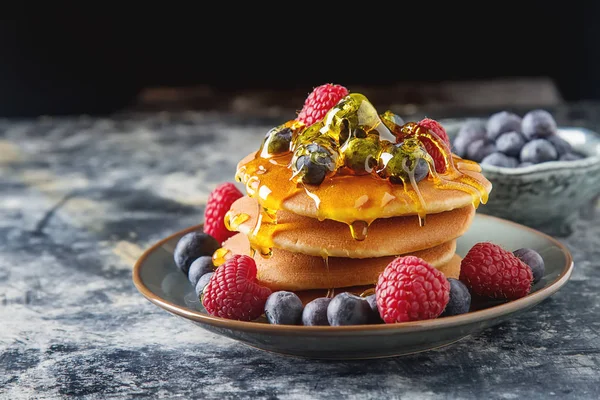 Tumpukan pancake dengan blueberry segar dan sirup maple — Stok Foto