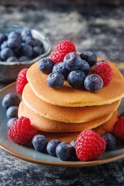 Tumpukan pancake dengan blueberry segar dan sirup maple — Stok Foto