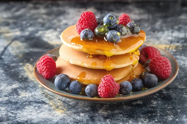 Tumpukan pancake dengan blueberry segar dan sirup maple — Stok Foto